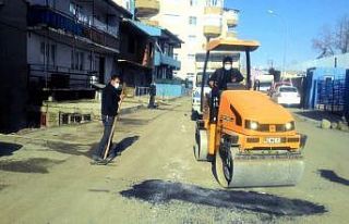 Pasinler Belediyesi bozuk yolları onardı