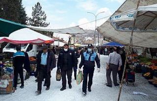 Pazar yerinde gezen 65 yaş üstü vatandaşlar polis...