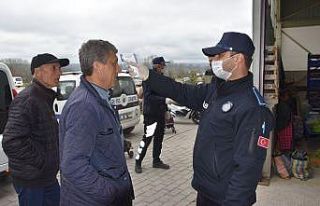 Pazar yerine girişler ateşölçerle kontrol ediliyor