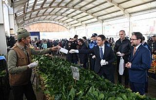 Pazarcı esnafına eldiven ve maske