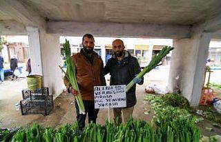 Pazarcı esnafından korona virüse ilginç pankart