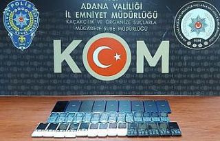 Polis baskınında 37 adet kaçak cep telefonu ele...