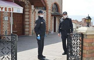 Polis cami önlerinde ‘cuma namazı’ nöbeti tuttu