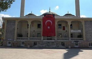 Polis cami önlerinde ‘cuma namazı’ nöbeti tuttu