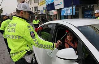 Polis ceza için değil, çiçek vermek için durdurdu