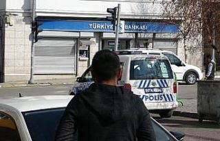 Polis ekipleri anons yapmaya başladı: "Evde...
