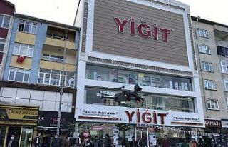 Polis, kent meydanındaki vatandaşları drone ile...