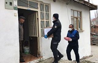 Polis memurundan evde kalan yaşlılara duygulandıran...