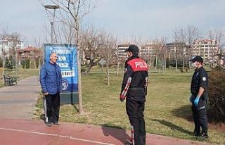 Polis park ve sokakları tek tek gezerek ‘Evde kal’...