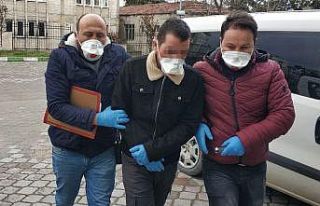 Polis, şüphelileri adliyeye maskeyle sevk ediyor