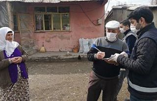 Polis, yakacağı biten yaşlı çifte odun götürdü