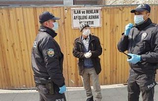 Polisler, risk grubundaki yaşlıları uyarırken,...