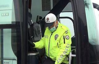 Polisten toplumsal mesafe ve maske uygulaması