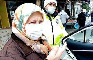 Polisten yaşlılara yardım eli