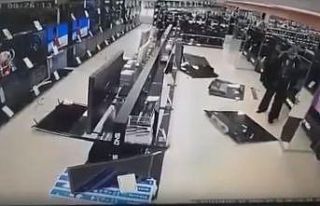 Putin’e sinirlenip çekiçle mağazadaki televizyonları...