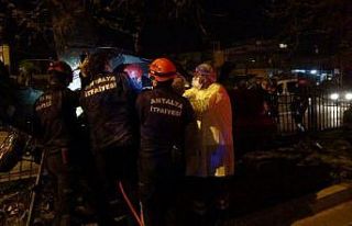 Refüjdeki ağaca çarpan otomobil hurdaya döndü:...