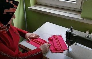 Rengarenk üretilen maskeler Çaykara’da vatandaşa...