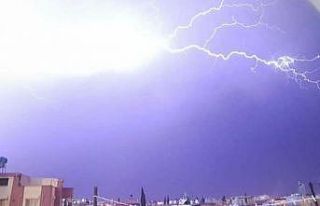 Reyhanlı’da şimşekler geceyi aydınlattı