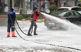 Rize’de cadde ve sokaklar deniz suyu ile yıkanıyor