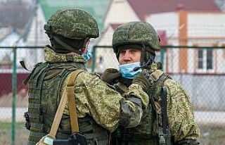 Rus askerleri korona virüsüne karşı maske kullanmaya...