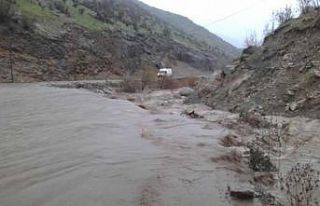 Sağanak nedeniyle dere taştı, araçlar yolda kaldı