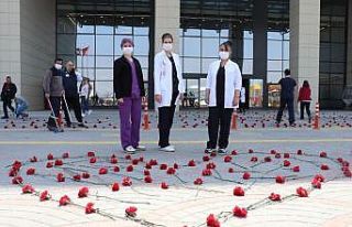 Sağlık çalışanlarına karanfilli destek