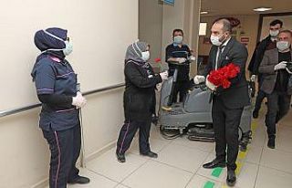 Sağlık çalışanlarına kırmızı karanfil