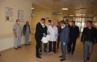 Sağlık çalışanlarına üzüm ikramı