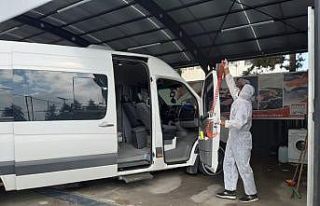 Sağlık personellerini taşıyan araçlar dezenfekte...