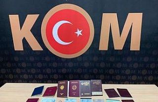Sahte kimlik ve pasaport yapan 2 şahıs polis tarafından...