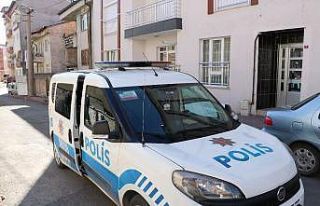 Sahte polis yaşlı kadını dolandırdı