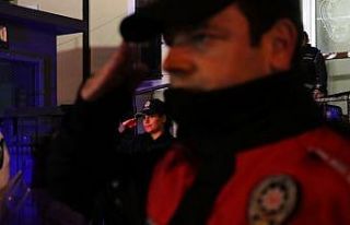 Sakarya polisinden sağlık personeline alkış ve...
