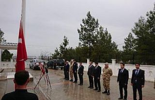 Samsat’ta 18 Mart şehitleri anma kapsamında çelenk...