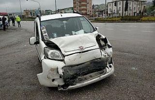 Samsun’da kamyonet otomobile arkadan çarptı: 2...