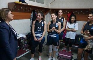 Samsunlu kadın basketçilerden Başkan Hürriyet’e...