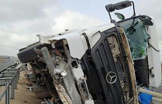 Şanlıurfa’da tır devrildi: 1 yaralı