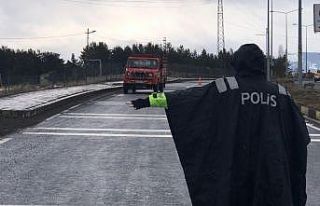 Sarıkamış’ta ateş ölçerli trafik kontrolü