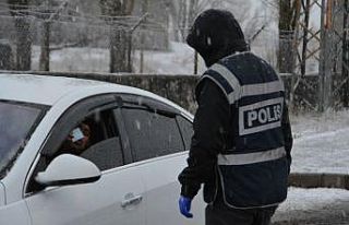 Sarıkamış’ta yoğun kar yağışı altında korona...