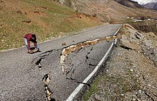 Sason’da çöken yol vatandaşlar tarafından trafiğe...