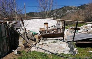 Sece Yaylası’nda fırtına hayvan damlarını yerle...