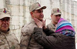 Şehit evlatlarının silah arkadaşlarına sarılıp...