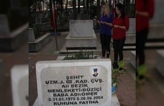 Şehit kızı babasına mektup yazıp mezarına gömdü