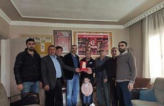 Şehit yakınlarından yazar Özmen’e plaket