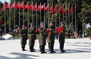 Şehitler Abidesi’nde sade tören
