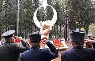 Şehitlikte sade tören