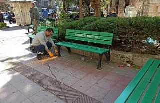 Şehzadeler’de korona virüse karşı banklar söküldü