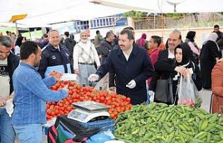 Semt pazarı esnafına eldiven ve maske dağıtıldı