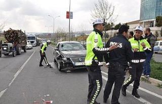 Şerit değiştirmek isteyen motosiklet otomobile...