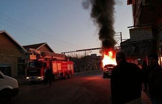 Servis aracı yol üzerinde alev alev yandı