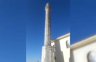 Şiddetli rüzgar minareyi yıktı